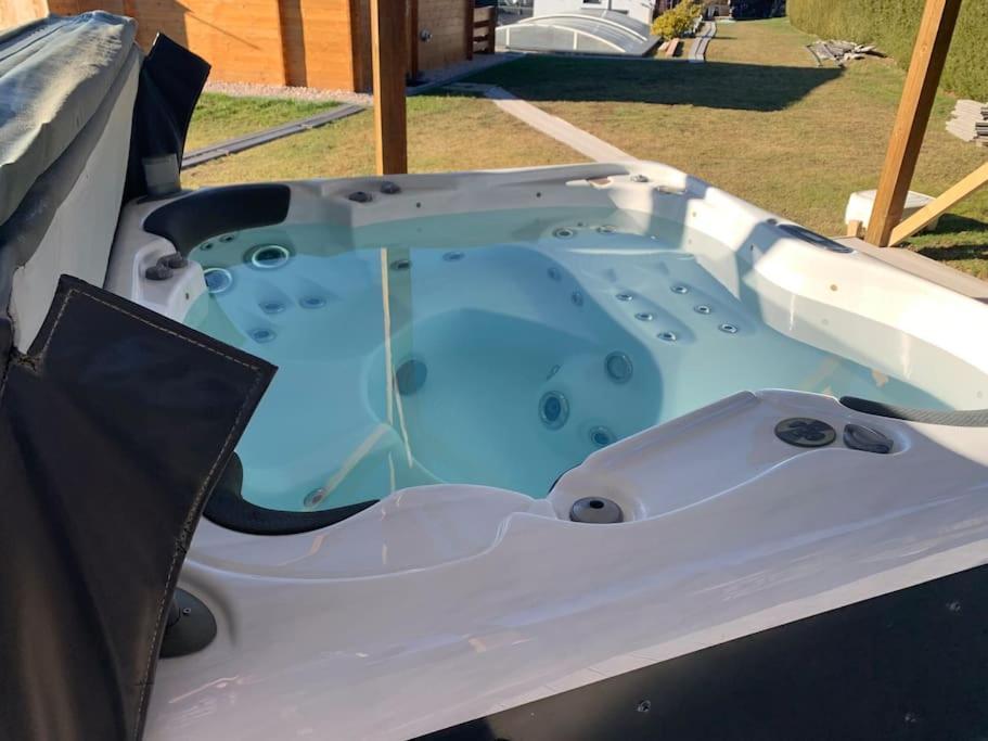 Chalet 2 Personnes Avec Jacuzzi Et Piscine Saisonniere Partagee Corcieux Exterior foto