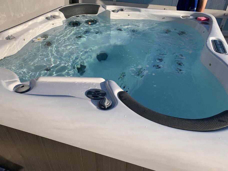 Chalet 2 Personnes Avec Jacuzzi Et Piscine Saisonniere Partagee Corcieux Exterior foto