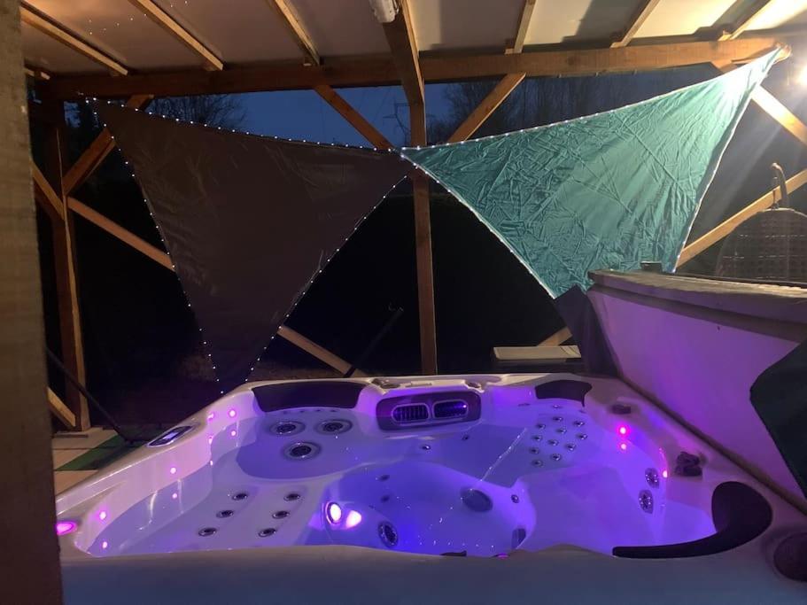 Chalet 2 Personnes Avec Jacuzzi Et Piscine Saisonniere Partagee Corcieux Exterior foto