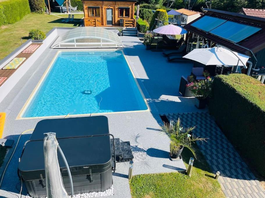 Chalet 2 Personnes Avec Jacuzzi Et Piscine Saisonniere Partagee Corcieux Exterior foto