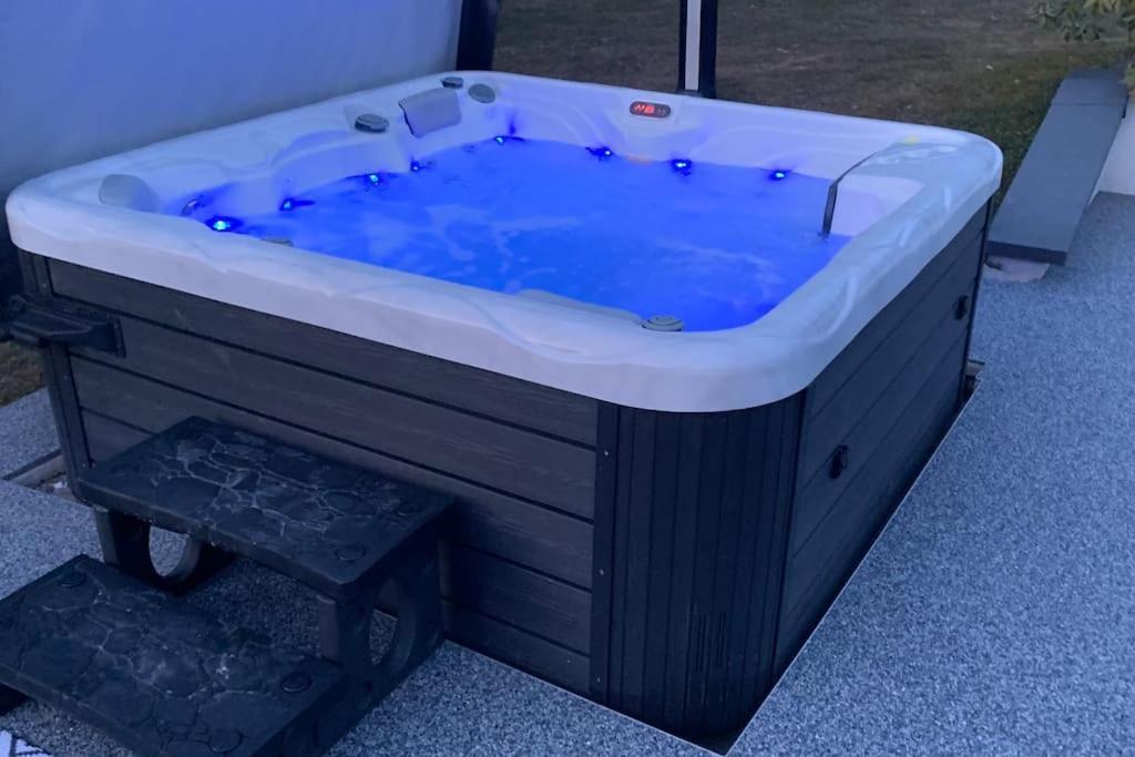 Chalet 2 Personnes Avec Jacuzzi Et Piscine Saisonniere Partagee Corcieux Exterior foto